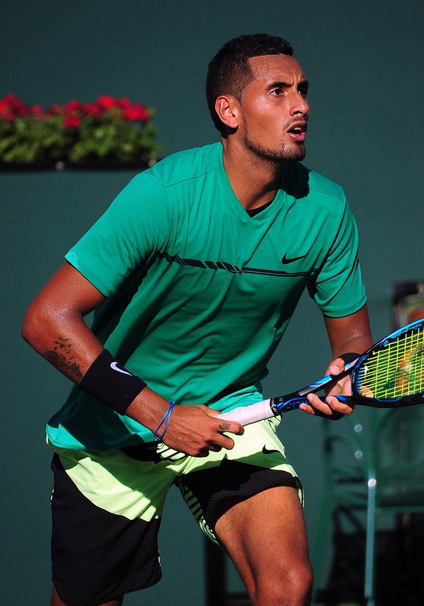 Australan Nick Kyrgios kradl během zápasu brambůrky jednomu z diváků a pojídal je.