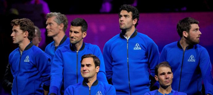 Roger Federer se po svém posledním utkání kariéry neubránil slzám