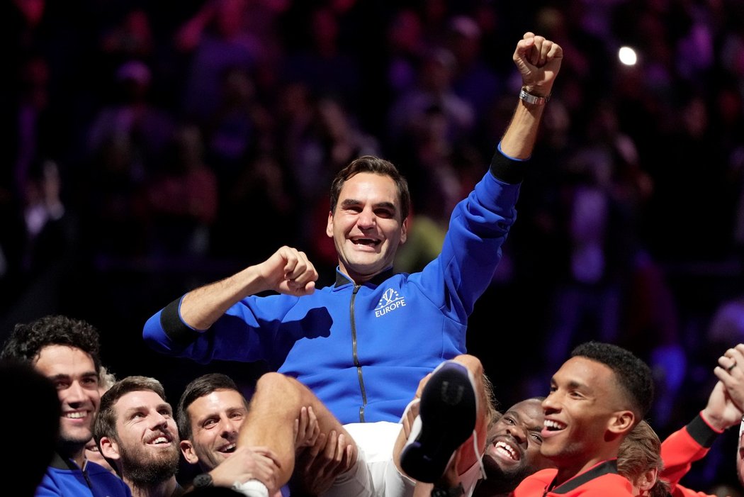 Roger Federer se po svém posledním utkání kariéry neubránil slzám