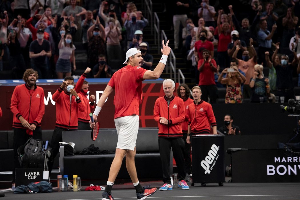 Americký obr John Isner během Laver Cupu