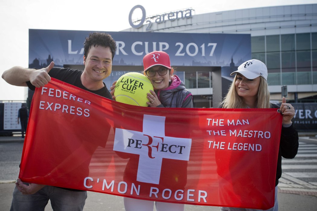 Švýcarští fanoušci před zápasem Rogera Federera