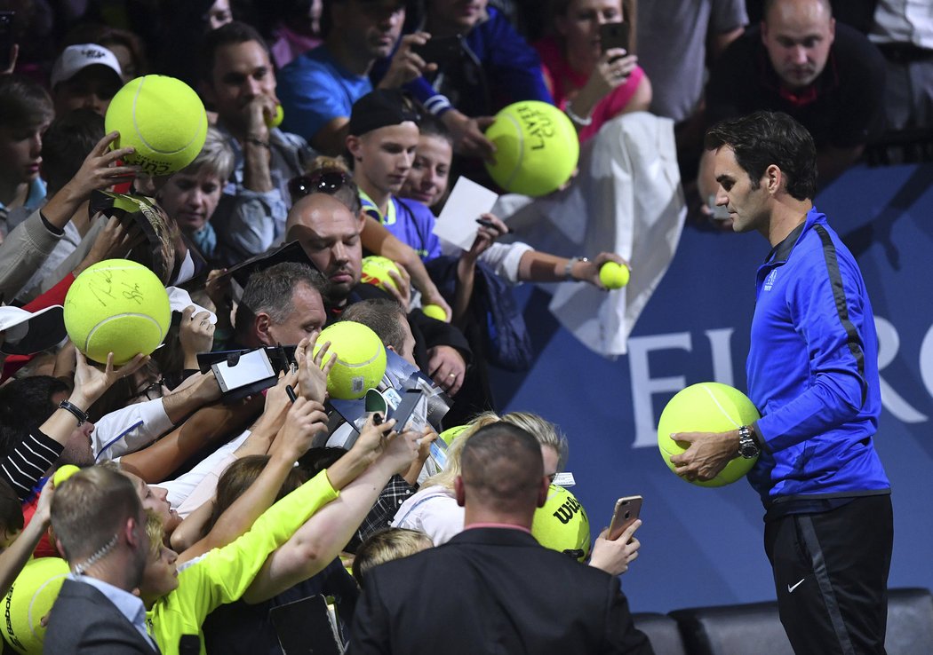 Roger Federer se podepisuje fanouškům
