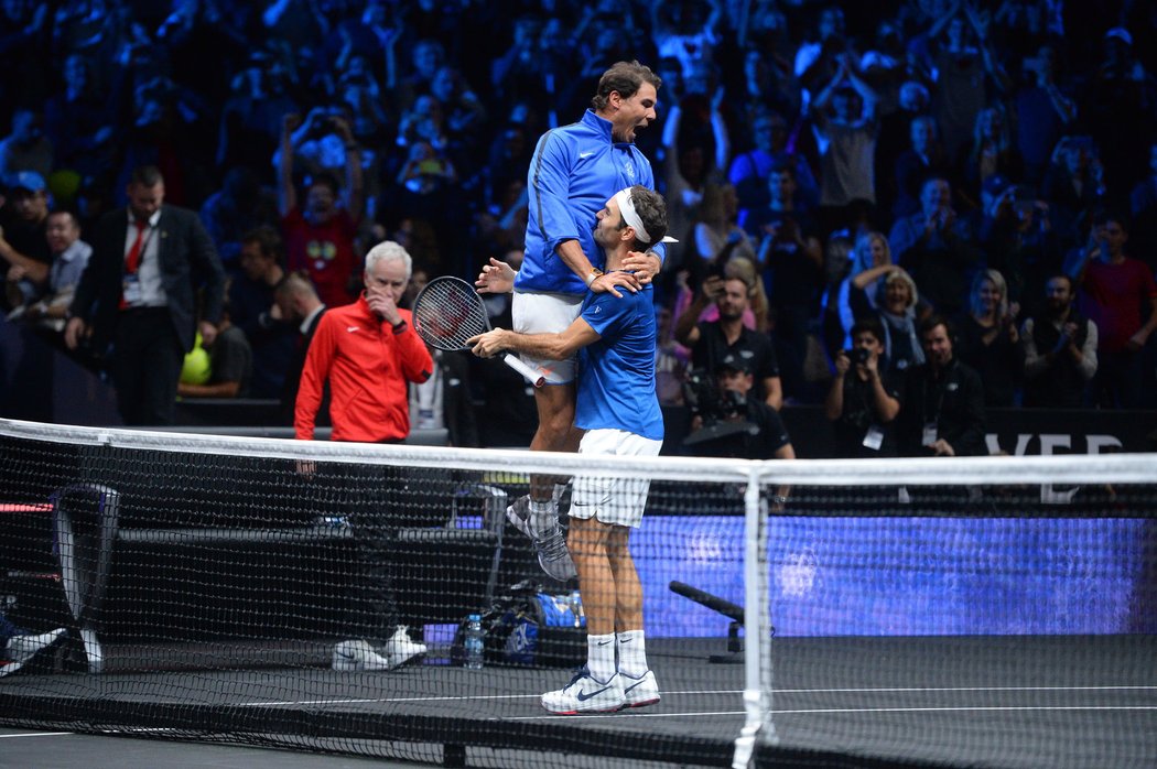 Rafael Nadal v náručí Rogera Federera