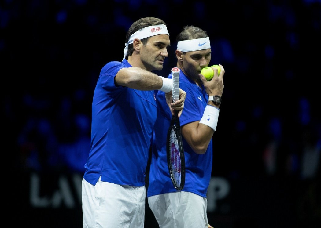 Tenisové ikony na Laver Cupu Roger Federer (vlevo) a Rafael Nadal