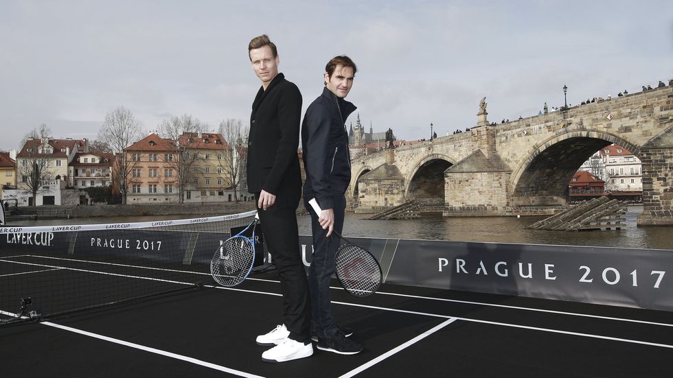 Roger Federer a Tomáš Berdych pózují před Karlovým mostem