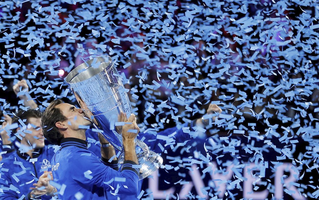 Roger Federer s jednou ze svých oblíbených trofejí