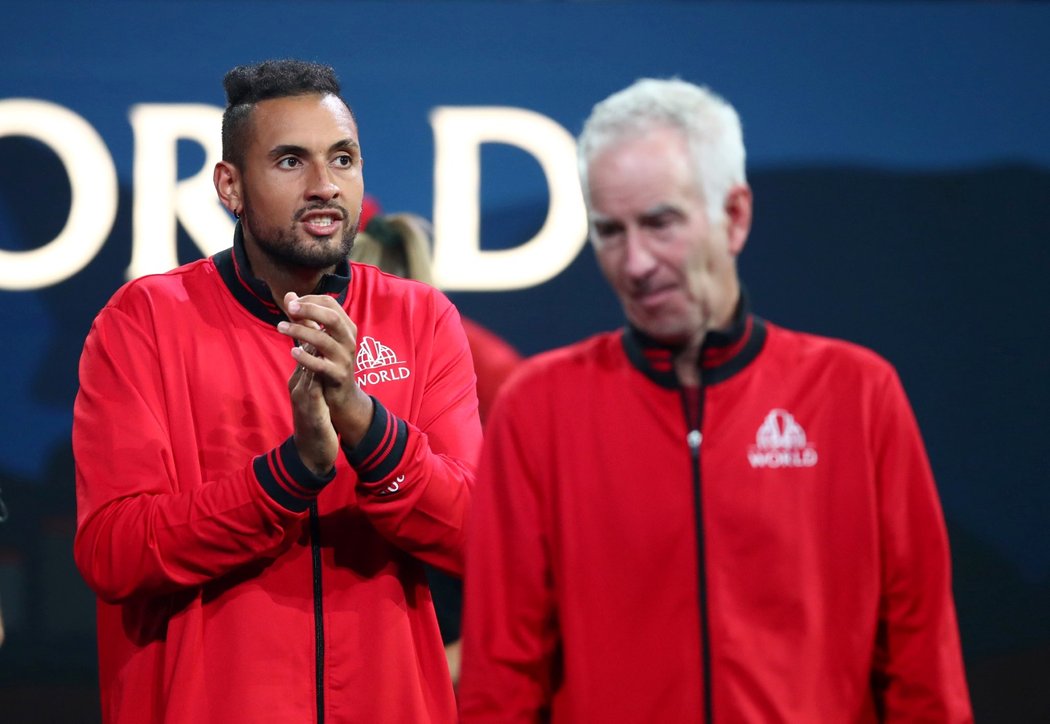 Kapitán výběru světa John McEnroe na tenisovém Laver Cupu ve švýcarské Ženevě, v pozadí Nicolas Kyrgios