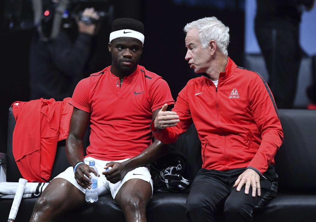 Trenér výběru světa John McEnroe byl na lavičce po celý zápas hodně aktivní