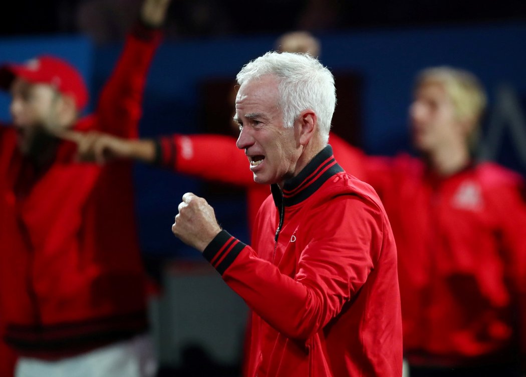 Kapitán výběru světa John McEnroe během tenisového Laver Cupu ve švýcarské Ženevě