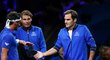 Rafael Nadal a Roger Federer povzbuzují svého spoluhráče z týmu Evropy Fabia Fogniniho na tenisovém Laver Cupu