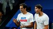 Tenisové legendy Roger Federer a Rafael Nadal fandí během Laver Cupu v Ženevě