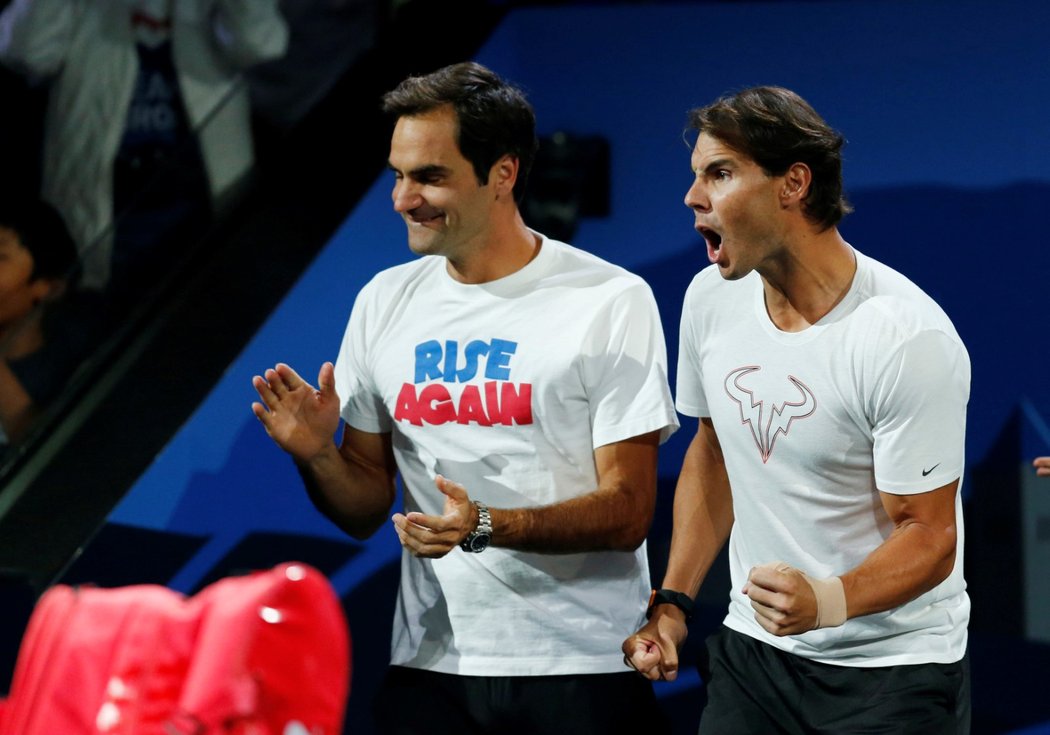 Tenisové legendy Roger Federer a Rafael Nadal fandí během Laver Cupu v Ženevě