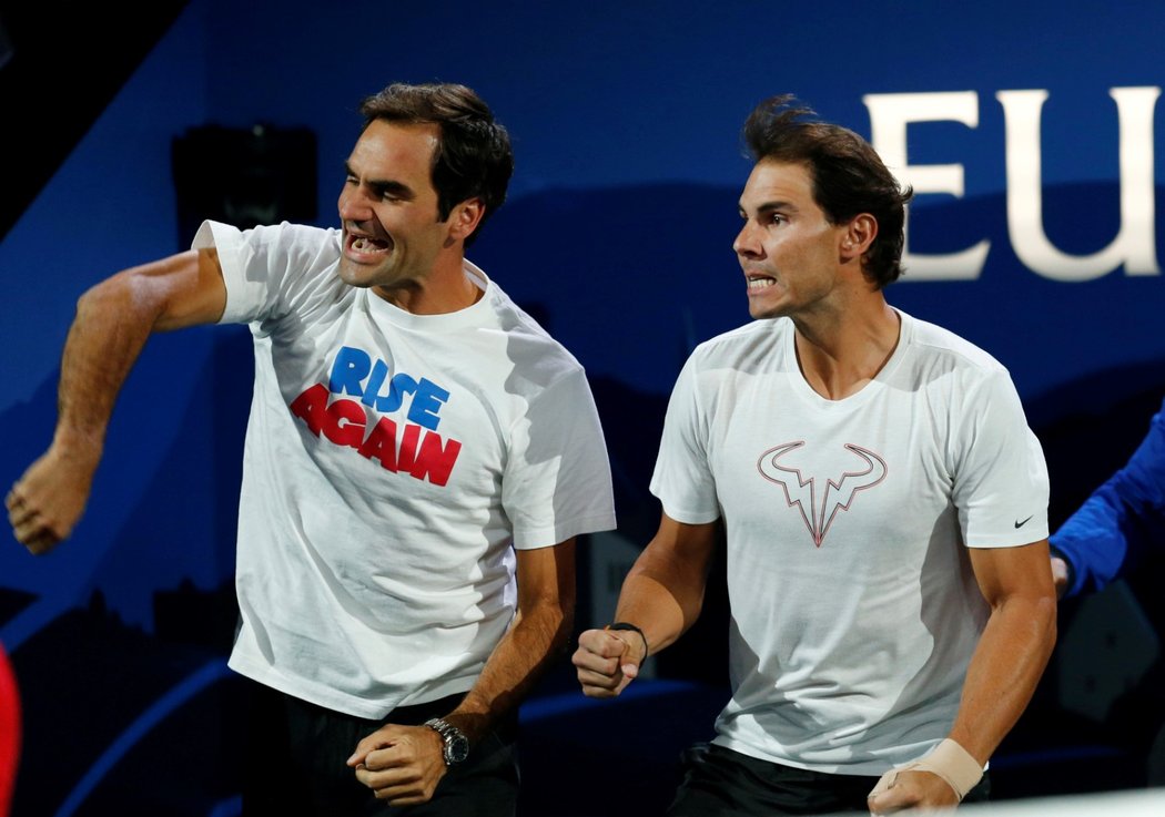Tenisové legendy Roger Federer a Rafael Nadal fandí během Laver Cupu v Ženevě