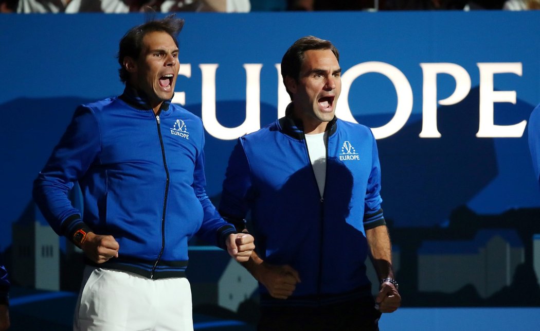 Rafael Nadal a Roger Federer hrají společně za výběr Evropy, takhle společně fandili svému parťákovi Fabiu Fogninimu