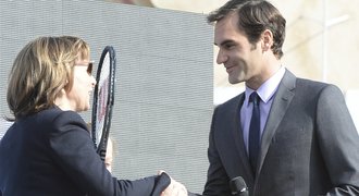 Federer dal primátorce raketu, lístky fanouškům. Praha je krásná, řekl