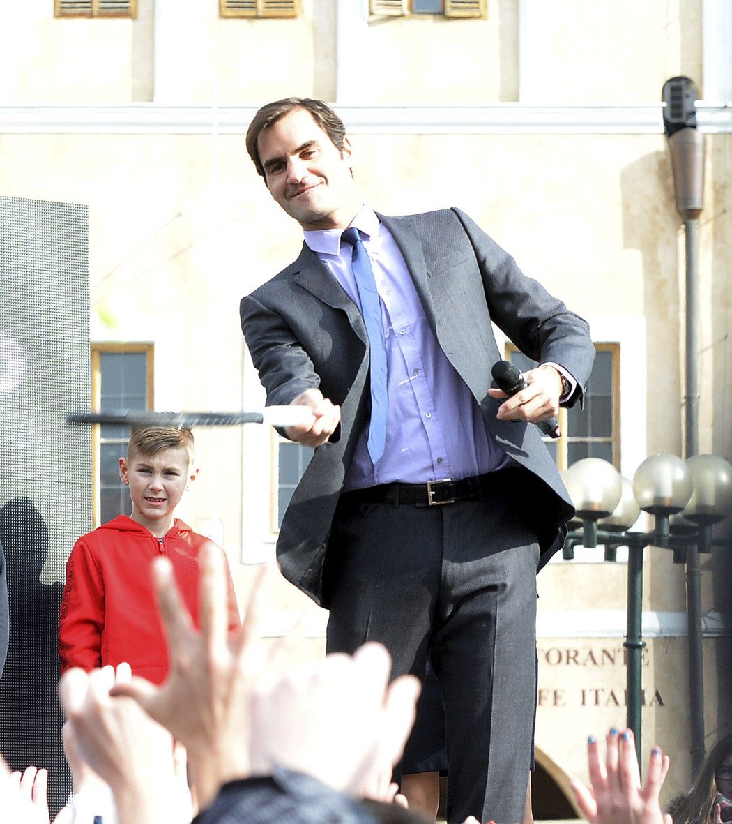 Roger Federer na Staroměstském náměstí odpaluje míček, který je zároveň vstupenkou na zářijový Laver Cup