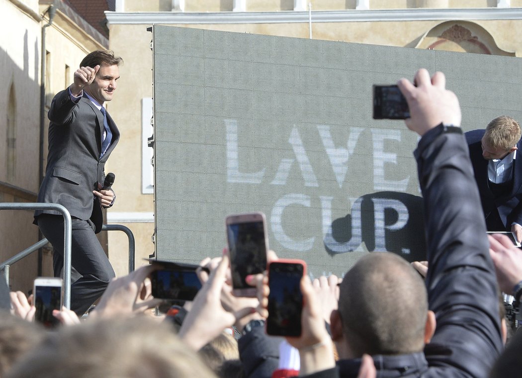 Roger Federer přichází na pódium na Staroměstském náměstí, aby pozdravil fanoušky a pozval je na zářijový Laver Cup