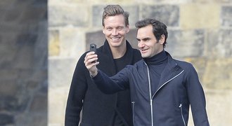 Federer v Praze ukázal, proč je jedinečný. A nešetřil charismatem