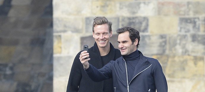 Roger Federer si dělá selfíčko s Tomášem Berdychem pod Karlovým mostem, kde propagovali tenisový Laver Cup