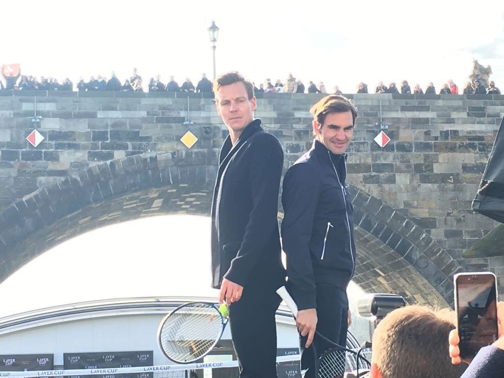 Tomáš Berdych a Roger Federer po Karlovým mostem