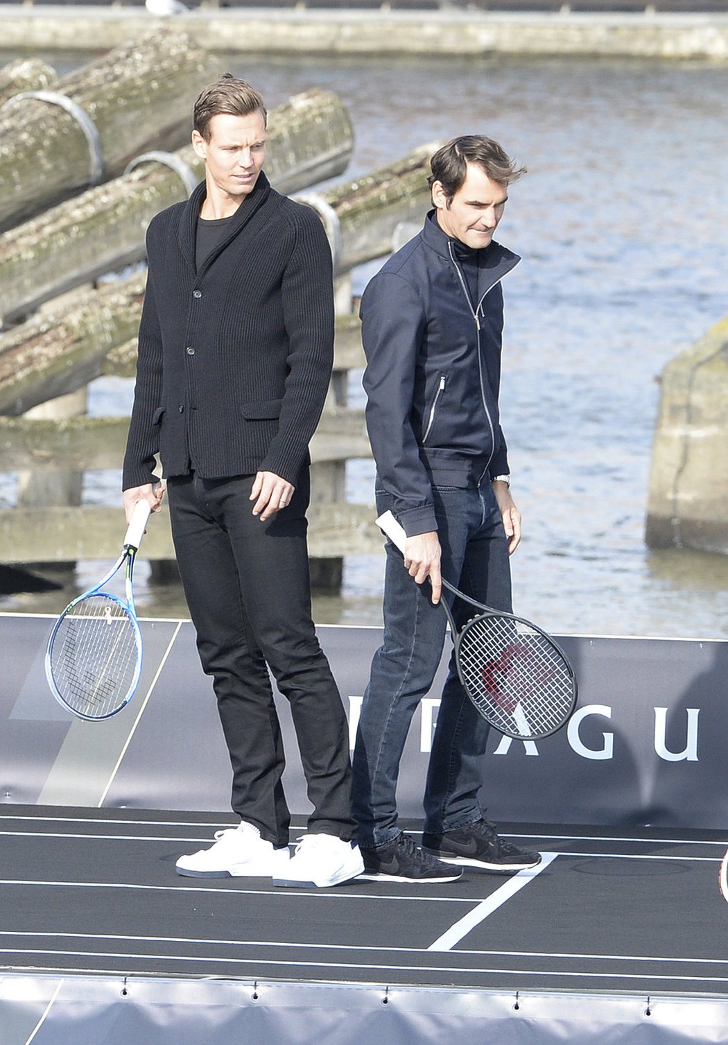 Tomáš Berdych a Roger Federer (vpravo) se fotí na lodi pod Karlovým mostem