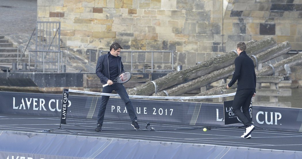 Roger Federer (vlevo) s Tomášem Berdychem na lodi pod Karlovým mostem, kde si zahráli tenis jako propagaci na zářijový Laver Cup