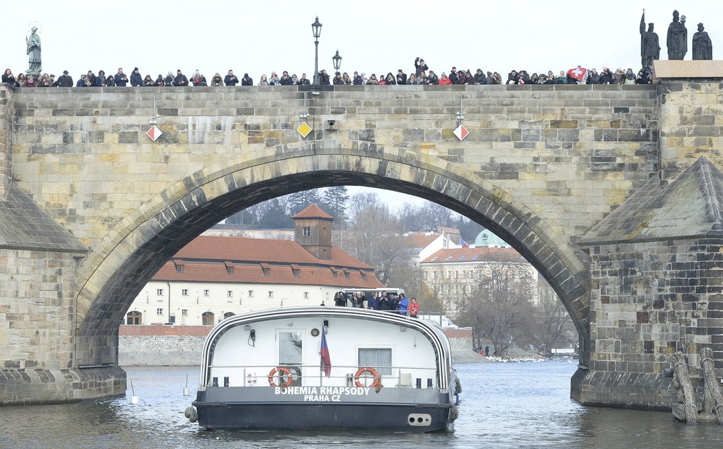 Fanoušci i náhodní turisté sledují, jak si nejlepší tenista historie Roger Federer pinká na lodi pod Karlovým mostem