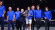 Rod Laver předává pohár týmu Evropy