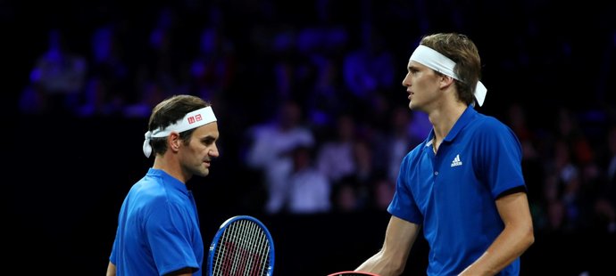 Roger Federer a Alexander Zverev společně zvítězili ve čtyřhře na Laver Cupu nad dvojicí Denis Šapovalov Jack Sock 2:0