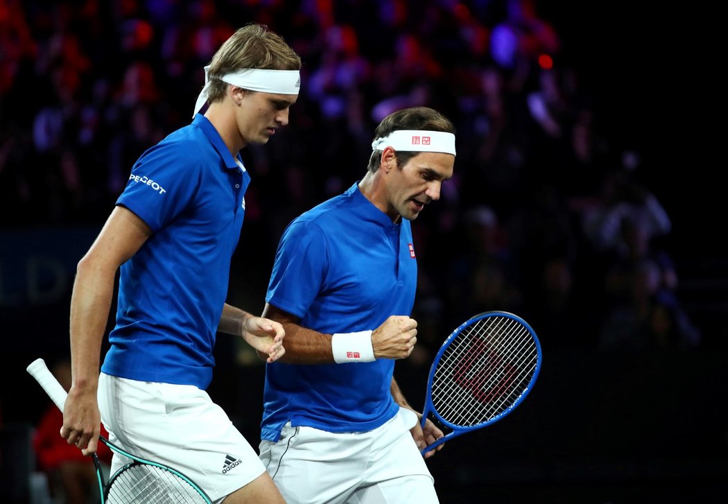 Roger Federer a Alexander Zverev společně zvítězili ve čtyřhře na Laver Cupu nad dvojicí Denis Šapovalov Jack Sock 2:0