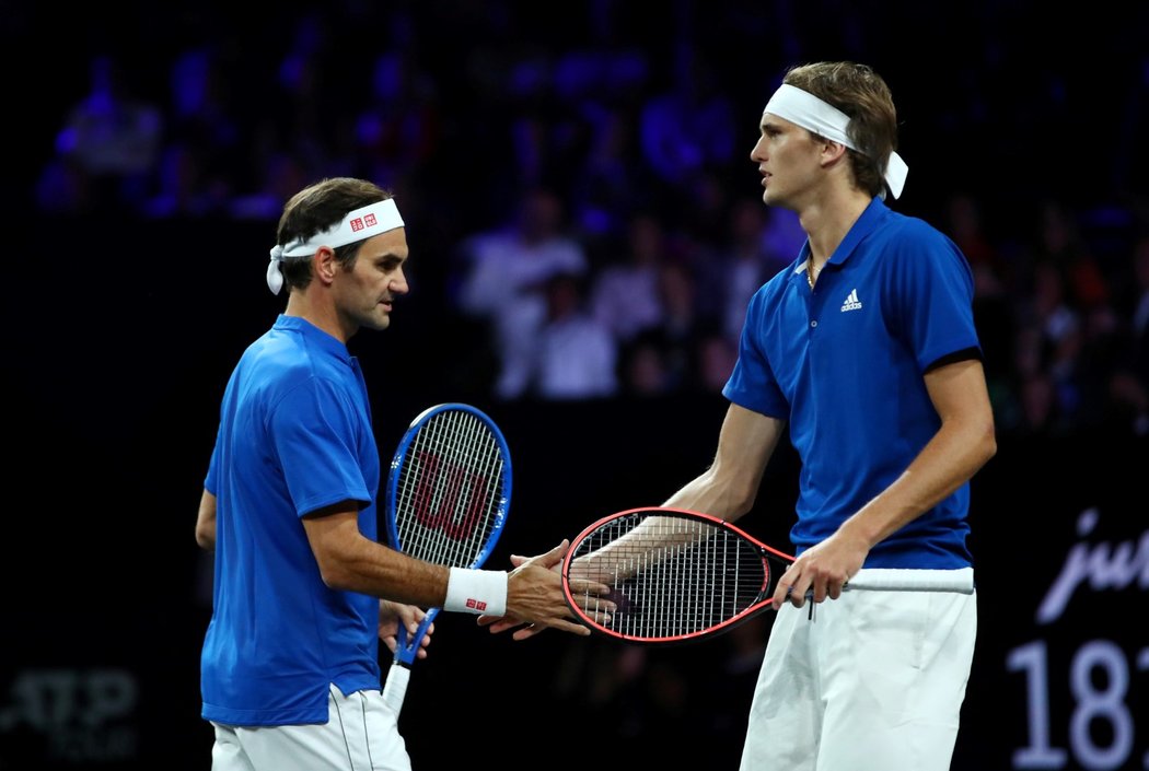 Roger Federer a Alexander Zverev společně zvítězili ve čtyřhře na Laver Cupu nad dvojicí Denis Šapovalov Jack Sock 2:0