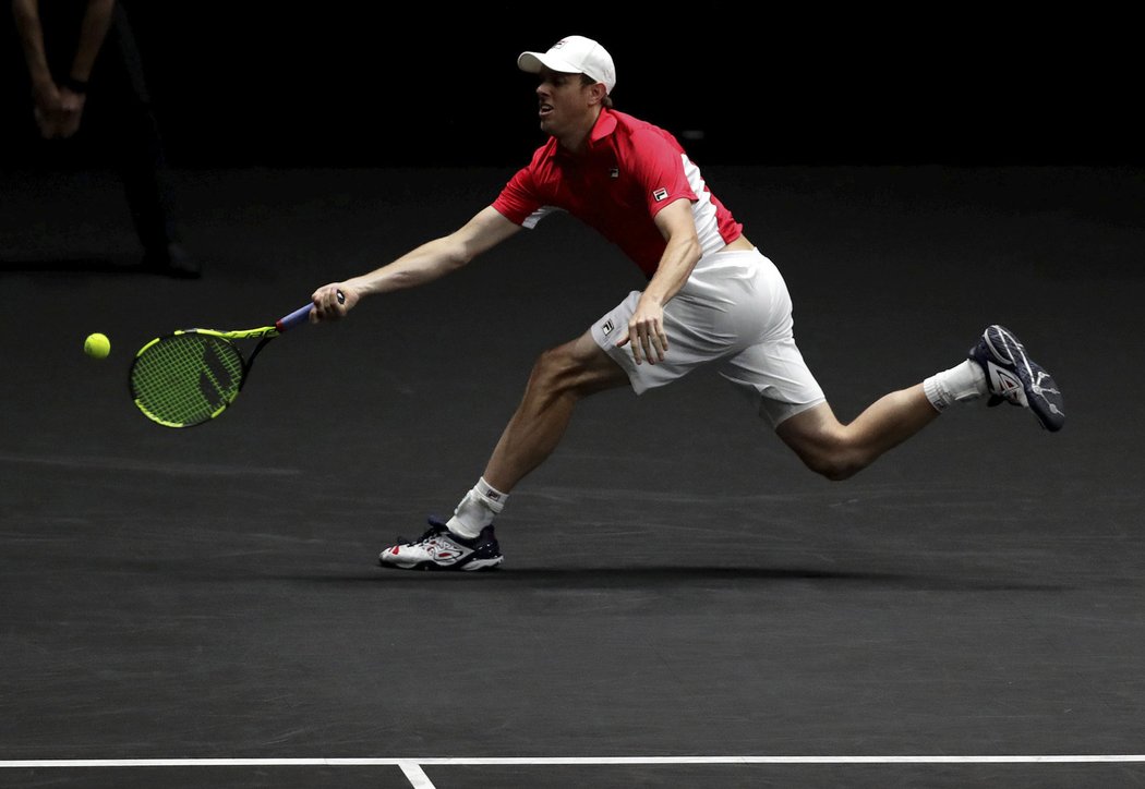 Sam Querrey marně hledal na soupeře zbraň