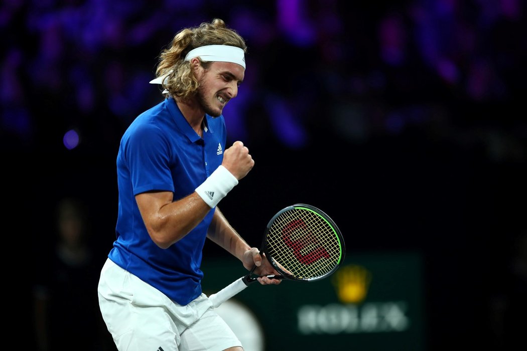 Stefanos Tsitsipas se raduje z vítězného míčku na tenisovém Laver Cupu