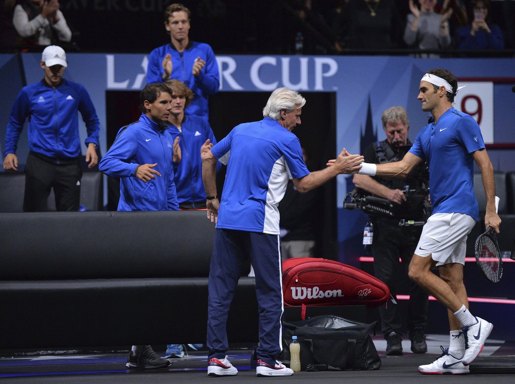 Roger Federer během rozhodujícího zápasu měl výraznou podporu z lavičky