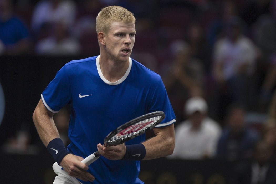 Brit Kyle Edmund i Belgičan David Goffin potřebovali k výhrám nad Sockem, respektive Argentincem Diegem Schwartzmanem, zkrácený třetí set.