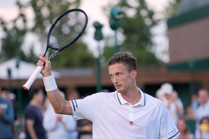 Silák Lehečka se těší na wimbledonský centr. A kde jinde skolit Zvereva, než na trávě? Silák Lehečka se těší na wimbledonský centr. A kde jinde skolit Zvereva, než na trávě?