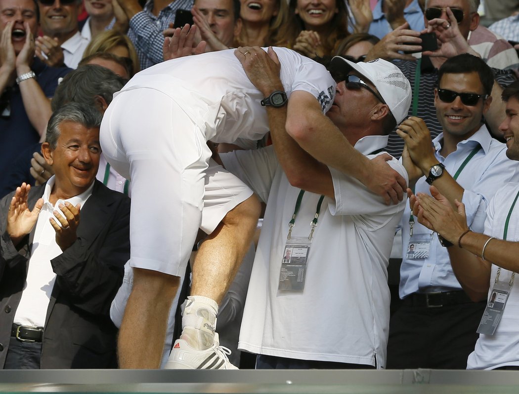 Andy Murray pospíchal ihned po posledním míči obejmout svého dojatého trenéra Ivana Lendla