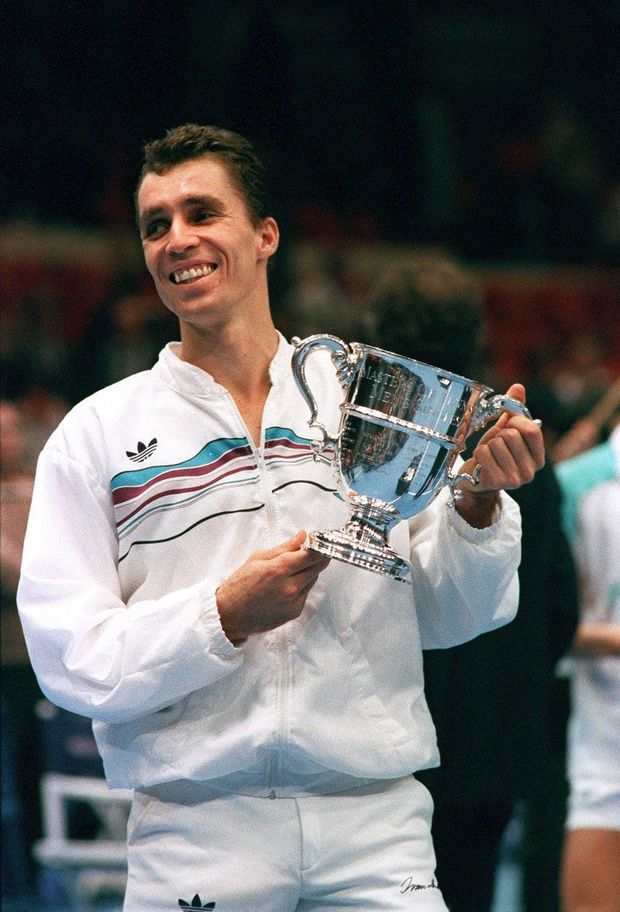 Ivan Lendl při zisku turnajové trofeje během úspěšné tenisové kariéry Ivan Lendl při zisku turnajové trofeje během úspěšné tenisové kariéry