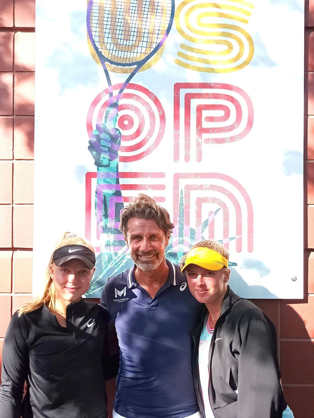Linda (vpravo) a Brenda Fruhvirtovy (vlevo) s Patrickem Mouratoglou ze slavné tenisové akademie