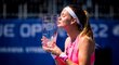 Marie Bouzková líbá pohár pro vítězku Livesport Prague Open 2022, ve finále udolala Potapovovou po dvou setech
