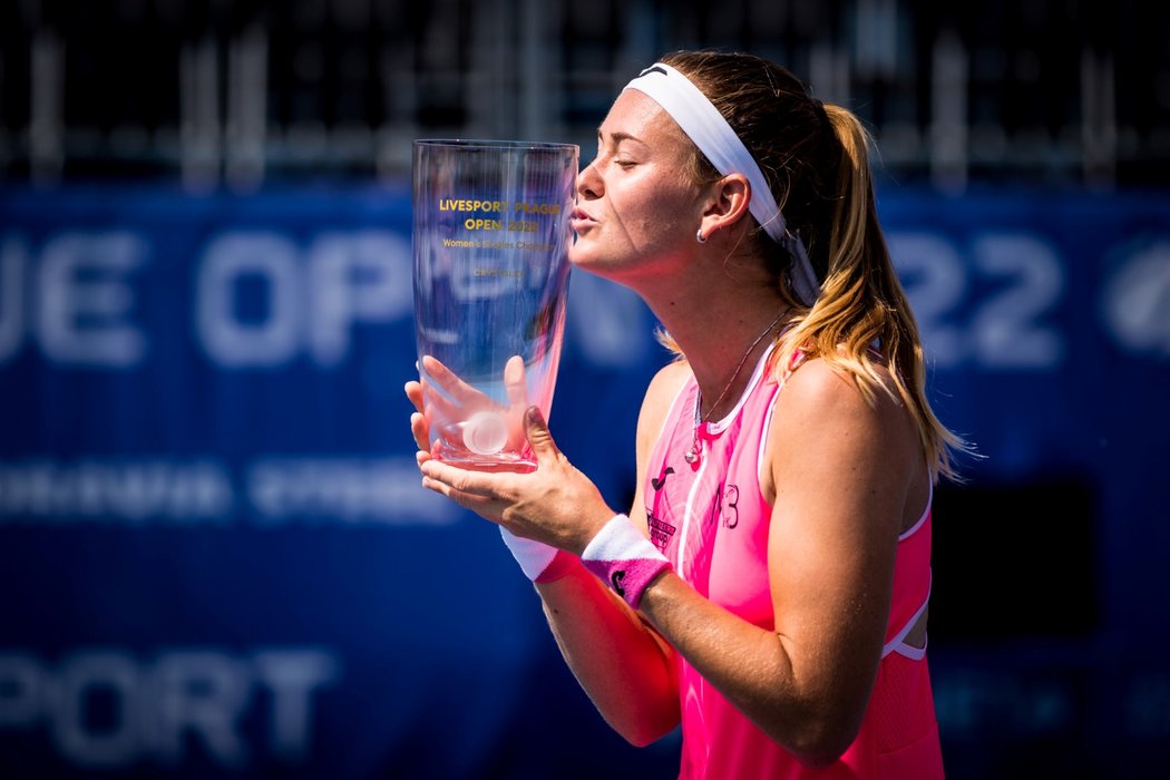 Marie Bouzková líbá pohár pro vítězku Livesport Prague Open 2022, ve finále udolala Potapovovou po dvou setech