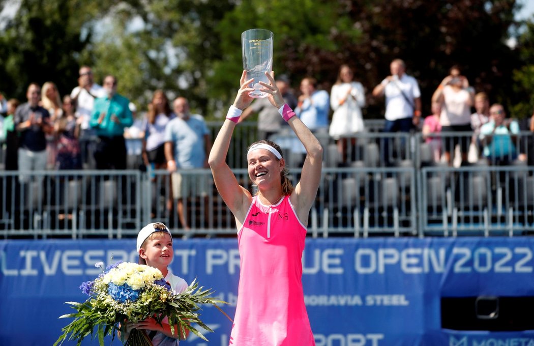 Trofej pro šampionku Livesport Prague Open zůstala v roce 2022 na domácí půdě, raduje se Marie Bouzková