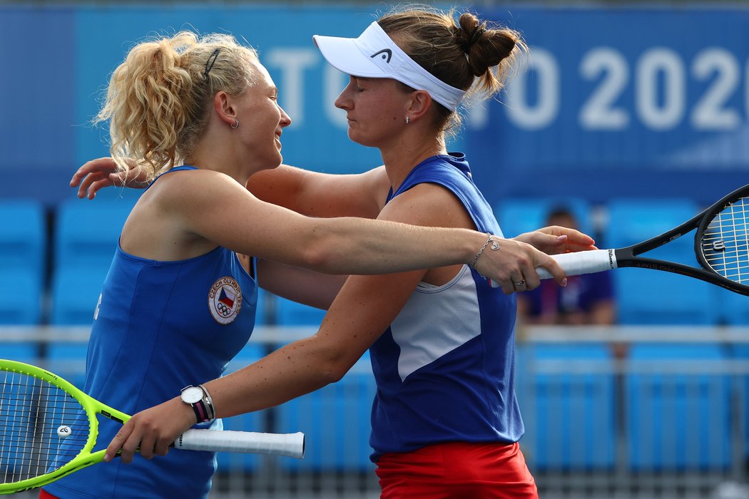 Kateřina Siniaková a Barbora Krejčíková slaví postup do finále