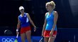Barbora Krejčíková (vlevo) s Kateřinou Siniakovou postoupily do 2. kola olympijského turnaje ve čtyřhře