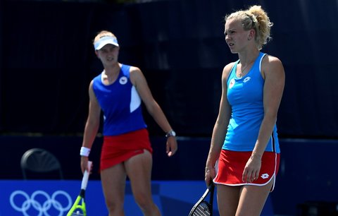 Barbora Krejčíková (vlevo) s Kateřinou Siniakovou postoupily do 2. kola olympijského turnaje ve čtyřhře