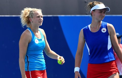 Barbora Krejčíková (vpravo) s Kateřinou Siniakovou postoupily do 2. kola olympijského turnaje ve čtyřhře