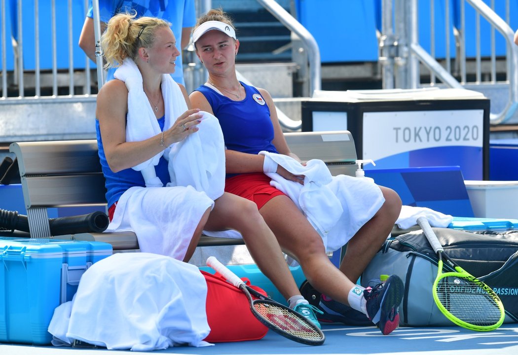 Barbora Krejčíková a Kateřina Siniaková během čtvrtfinále olympijského turnaje