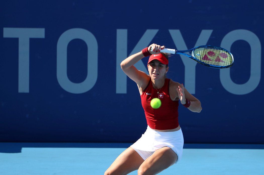 Švýcarská tenistka Belinda Bencicová při vítězném duelu s Barborou Krejčíkovou na LOH v Tokiu 2021