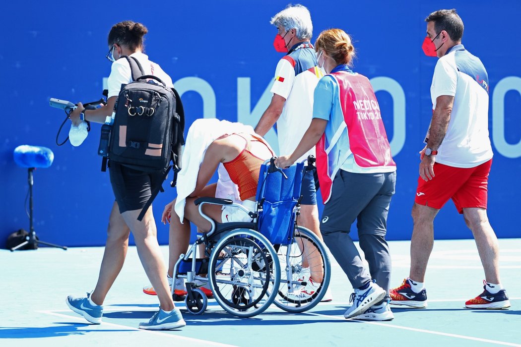 Soupeřka Vondroušové Paula Badosaová musela zápas skrečovat