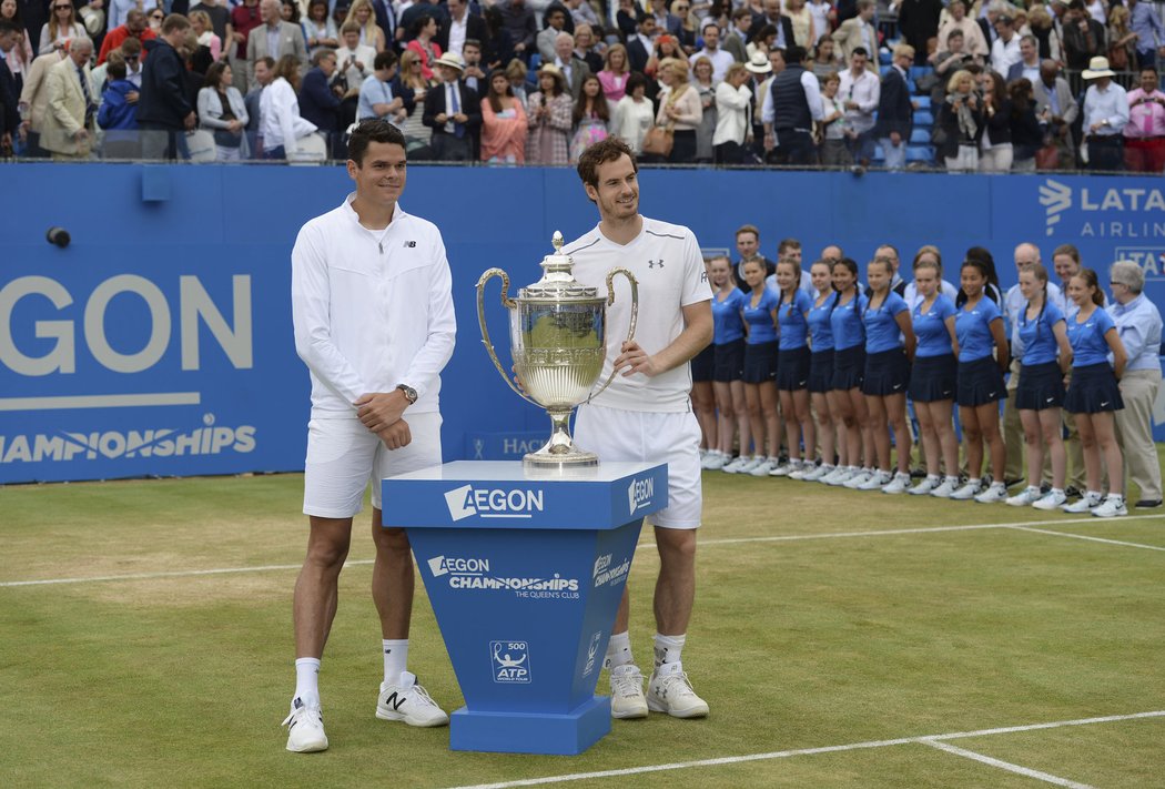    Andy Murray si ve finále poradil s Raonicem